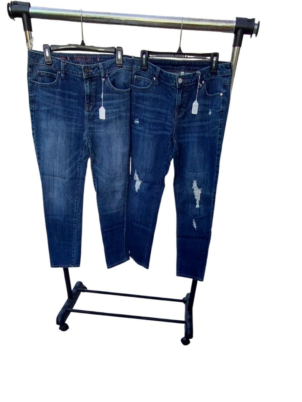 9026C..Women’s Jennifer Lopez Jeans Size 6, Details Shown Below.